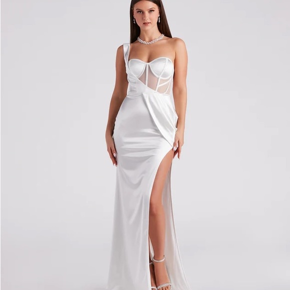 Beautiful white corset gown - Picture 7 of 10